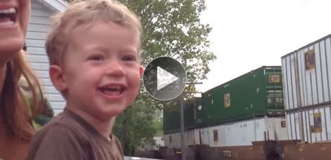 ¡Mi papá conduce un tren! ¡Este niño descubre a qué se dedica su padre!