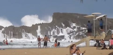 ¡Impresionante ola en una playa de Puerto Rico!