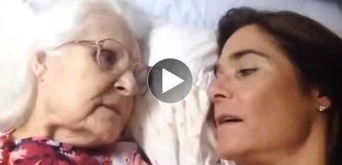 ¡Conmovedor momento: reconoce a su hija a pesar del Alzheimer!