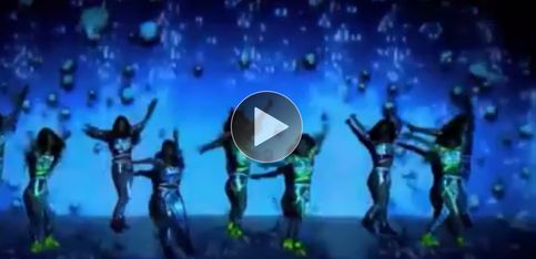 Vas a alucinar: ¡impresionante coreografía con efectos luminosos!