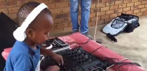 ¡Este pequeño DJ tiene un verdadero oído para la música!