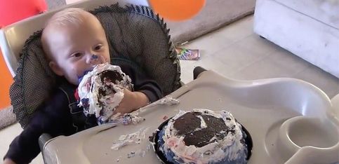 ¡12 bebés probando su primera tarta de cumpleaños!