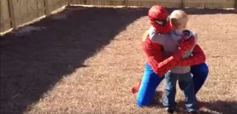 ¡Este niño se encuentra con Spiderman! Aunque nada es como parece...