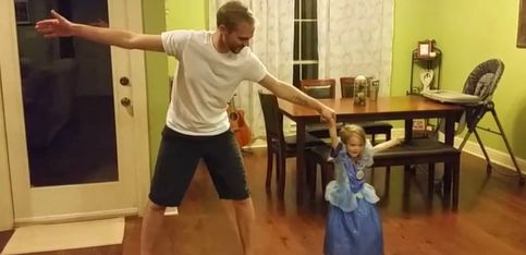 ¡El baile de este padre con su hija pequeña te robará el corazón!