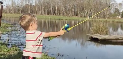 ¡Su padre le regala una caña de pescar de juguete y mira lo que pasa!