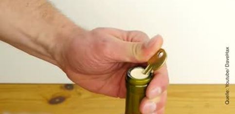 ¡Cómo abrir una botella de vino con una llave!