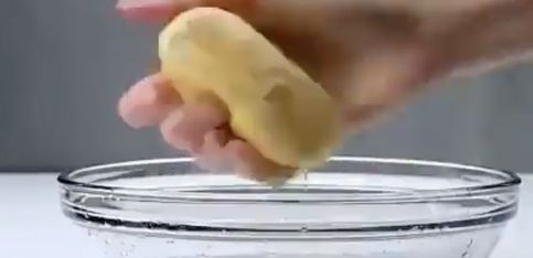 ¡Limpia el microondas en un santiamén con limón!