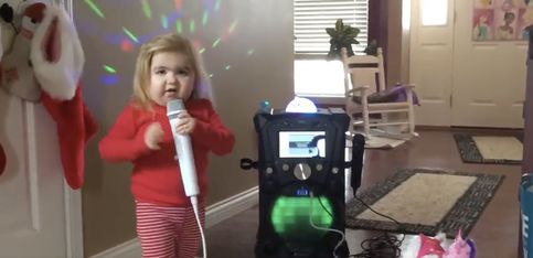 ¡Esta pequeñaja es la reina del karaoke!