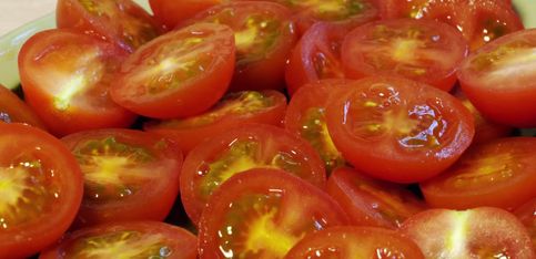 ¡Así de fácil se puede pelar un tomate!