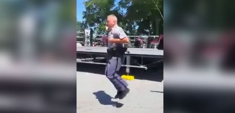 ¡Un policía salta a la comba!