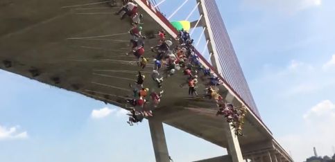 Impresionante: ¡149 saltan juntas desde un puente!