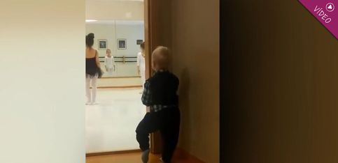 ¡Adorable! Este niño vive las clases de ballet desde el backstage