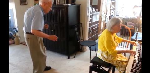 Abuelitos con talento: uno baila y el otro toca el piano
