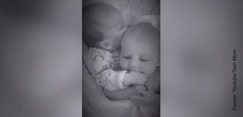 ¡Un bebé ayuda a su hermano gemelo a parar de llorar!