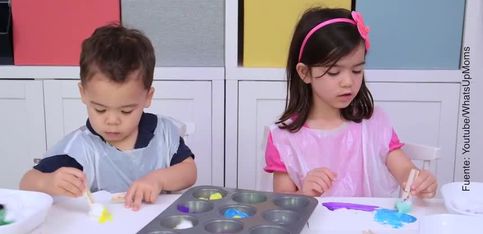 Para niños: ¡pintar con pinzas para tender la ropa!