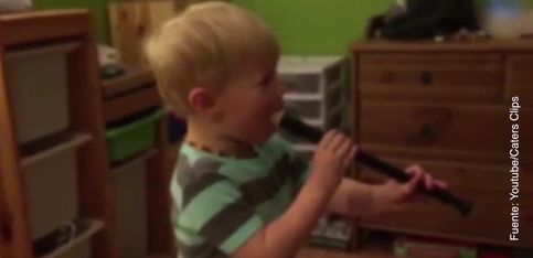 Este niño sordo escucha el sonido de una flauta por primera vez