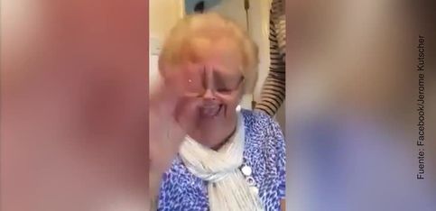Una abuela muy moderna... ¡usando Snapchat!
