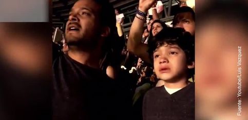 Un niño fan de Coldplay no puede contener su emoción en el concierto