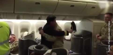 ¡Este piloto de avión lleva a su hijo soldado de vuelta a casa!