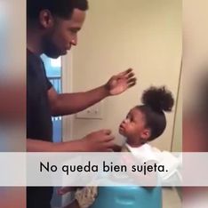 Este padre intenta domar el pelo rebelde de su hija