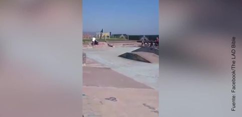 ¡Este padre lleva a su hija en silla de ruedas a un skatepark!