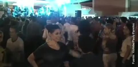 Este adolescente despunta entre la gente al bailar