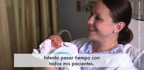 ¡Este médico les canta a los bebés que acaban de nacer!