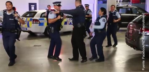 ¡La policía neozelandesa, la más fiestera!
