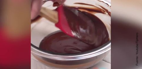 Bizcocho lava: chocolate y manteca de cacahuete