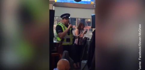 ¡Este policía se lo pasa en grande en el karaoke!