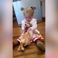 ¡Esta chiquitina juega con su primer cachorrito!