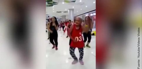 ¡Una abuela bailando zumba a tope!