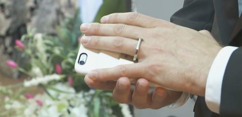 Surrealista: ¡este chico se casa con su smartphone!