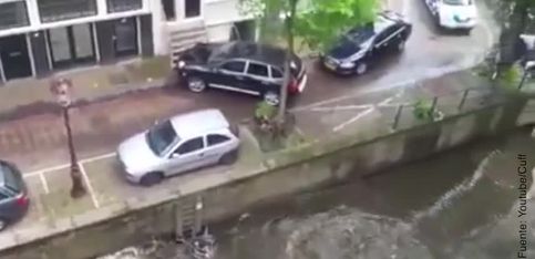 ¡Un coche tira a otro coche al río!