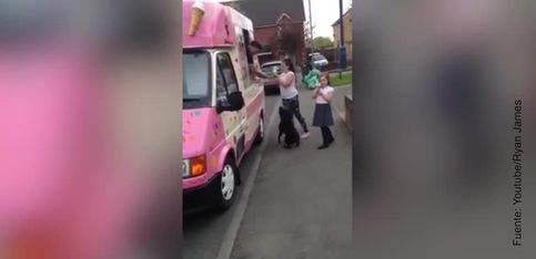 ¡Este perro coge un helado del camión de los helados!