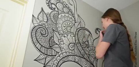 ¡Esta chica hace diseños mehndi sobre una pared!