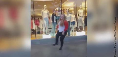 ¡Esta chica sorprende a todos bailando en la calle!