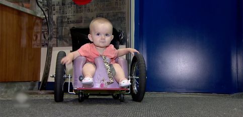 ¡Los padres de esta pequeñina le construyen una silla de ruedas a medida!