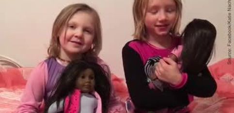Des poupées pour la tolérance de ses enfants...
