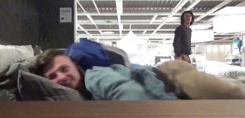 ¡Dos chicos pasan una noche entera en un Ikea!
