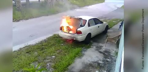 ¡Esta mujer prende fuego por error al coche de un desconocido!