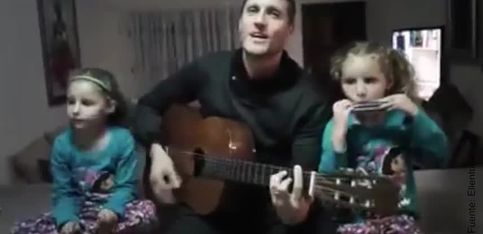 ¡Este padre y sus hijas versionan una famosa canción!