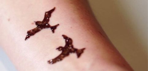 Un tatouage temporaire en forme d'hirondelle grâce au jagua (vidéo)