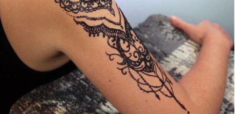 Vidéo : ce tatouage transparent devient noir pailleté comme par magie