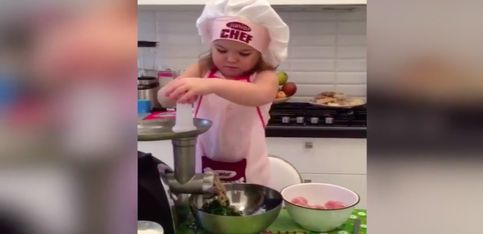 ¡Esta chiquitina de 3 años está hecha toda una cocinera!