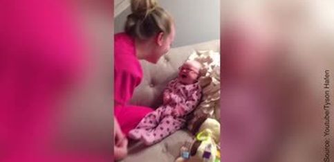 Ce bébé voit ses parents clairement pour la première fois !