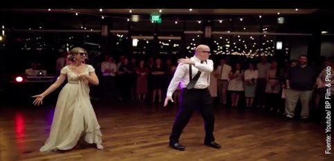 ¡Esta pareja se lo pasa en grande bailando un popurrí de música en su boda!