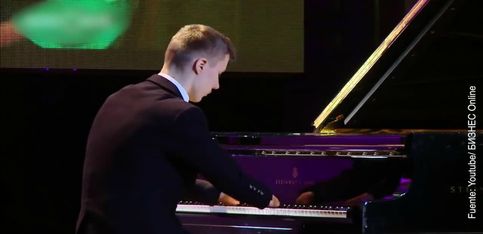 ¡Talentoso pianista da un concierto sin manos!