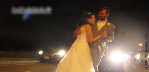 ¡Estos recién casados bailan por primera vez en medio de un atasco de coches!