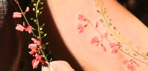 Un tatouage réalisé à partir de vraies fleurs (vidéo)